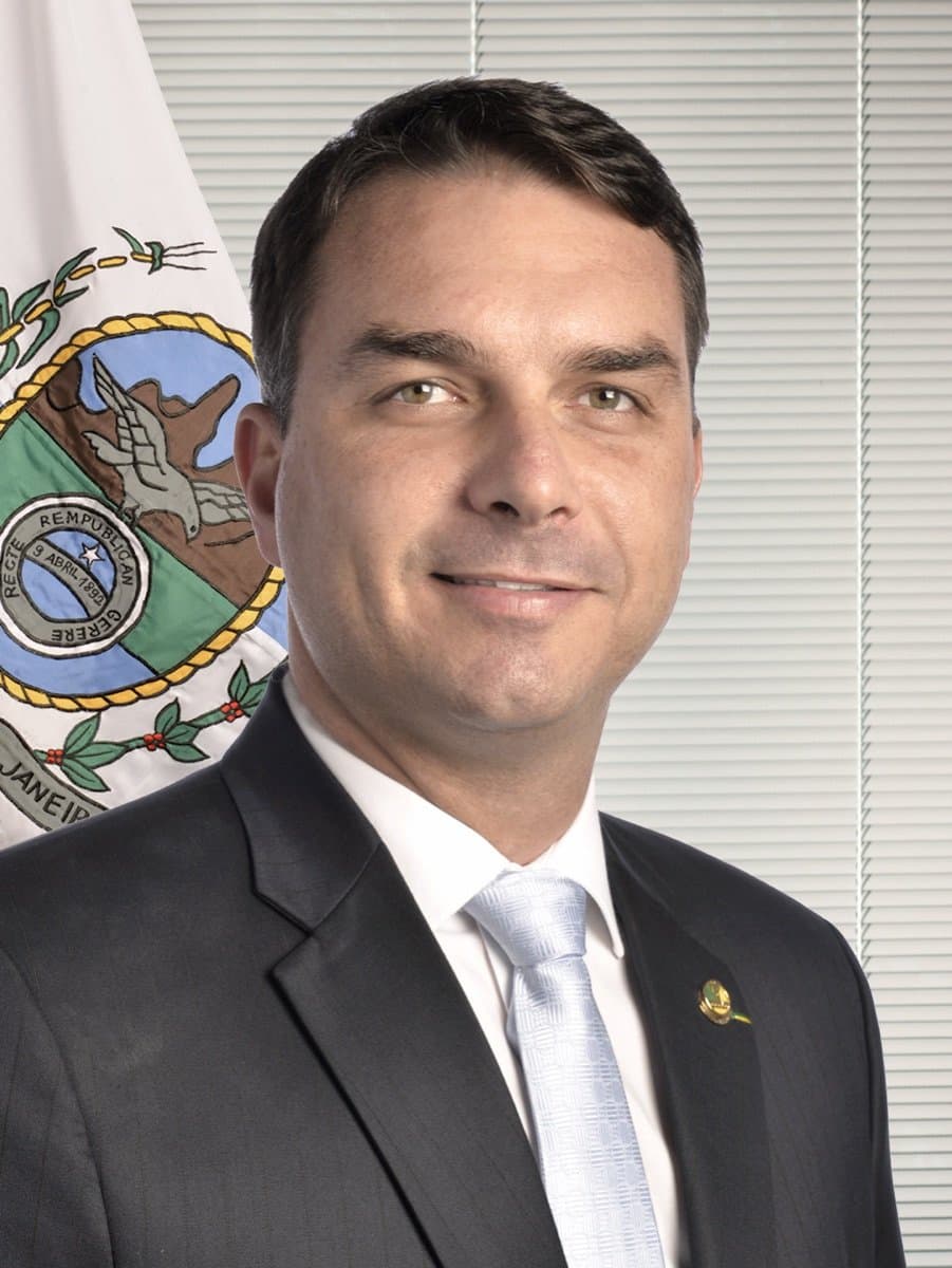 Flávio Bolsonaro participates in debate before first round? market image